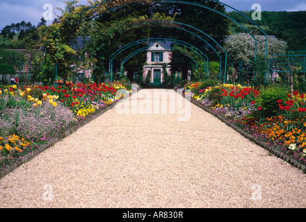 Colorate dispay a molla nel percorso centrale a Claude Monet Giverny Foto Stock