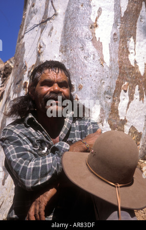 Presto l'uomo accanto alla struttura di gomma di Iga Warta comunità nel nord Flinders Ranges Australia del Sud Foto Stock