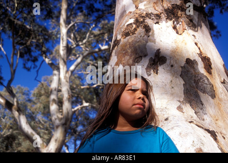 Ragazza accanto ad alberi di gomma di Iga Warta comunità nel nord Flinders Ranges Australia del Sud Foto Stock