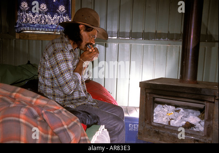 Presto l'uomo gioca armonica a bocca Iga Warta comunità nel nord Flinders Ranges Australia del Sud Foto Stock