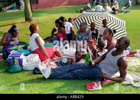 Picnic in famiglia in un parco di Londra in estate nel pomeriggio. Foto Stock