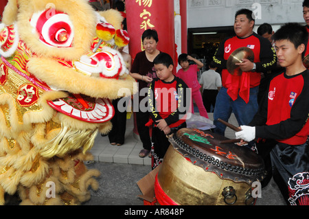 Gli artisti interpreti o esecutori in una danza leone durante il nuovo anno cinese in Malaysia. Cembalo e tamburi sono gli accompagnamenti necessari Foto Stock