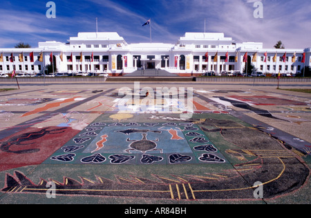 La vecchia sede del Parlamento, Canberra, Australian Capital Territory, Australia con opere d'arte aborigena sul piazzale antistante Foto Stock