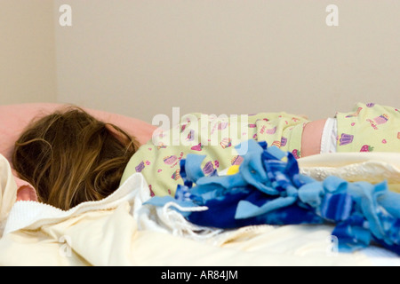 Ragazza giovane età 4 profondamente addormentato sul letto con coperte assortiti. Il giorno dopo Natale richiede sonno extra Foto Stock