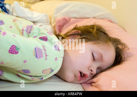 Ragazza giovane età 4 addormentato veloce con la bocca aperta sul cuscino. Il giorno dopo Natale richiede sonno extra Foto Stock