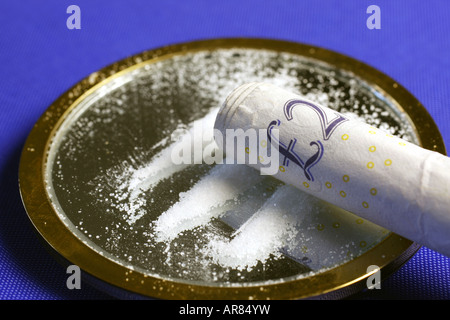 Venti pound nota arrotolato per lo sniffing farmaco cocaina Foto Stock