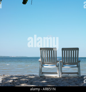 Due sedie a sdraio sulla spiaggia sabbiosa Foto Stock