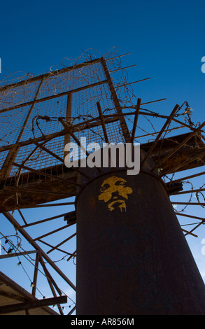 Una faccia dipinta su i resti del molo Ovest di Brighton, Sussex, Inghilterra. Foto Stock