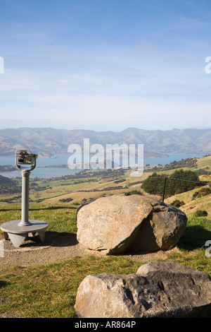 Il telescopio e la visualizza in basso a Barrys Bay in " Penisola di Banks' dalla collina strada viewpoint Isola del Sud della Nuova Zelanda Foto Stock