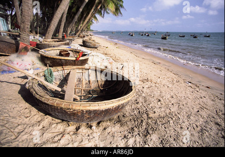 Fila di barche di pescatori sulla spiaggia di sabbia Foto Stock