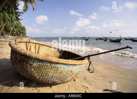 Il vietnamita barche da pesca sulla spiaggia Foto Stock