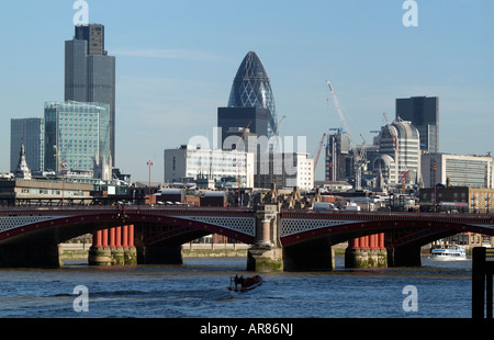 Londra Inghilterra Città Highrise uffici visto lungo il fiume Tamigi da Waterloo Bridge Foto Stock