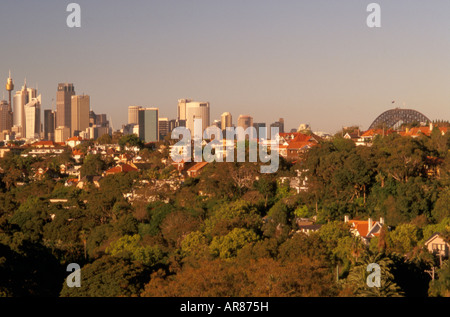 Sydney skyline della città tra cui Harbour Bridge dal sobborgo di Mosman Foto Stock