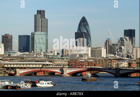 Londra Inghilterra Città Highrise uffici visto lungo il fiume Tamigi da Waterloo Bridge Blackfriars Bridge è in primo piano Foto Stock