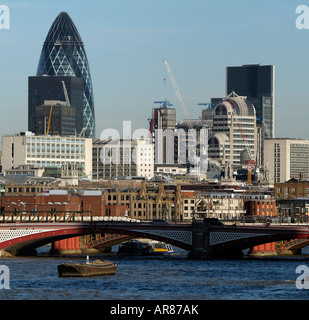 Londra Inghilterra Città Highrise uffici visto lungo il fiume Tamigi Foto Stock