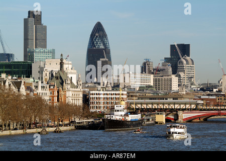 Londra Inghilterra Città Highrise uffici visto lungo il fiume Tamigi da Waterloo Bridge Foto Stock