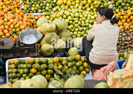 Ragazza vendita di agrumi, Kathmandu, Nepal Foto Stock