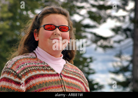 Giovane donna cieca godendo la vita all'aperto in inverno le montagne Foto Stock