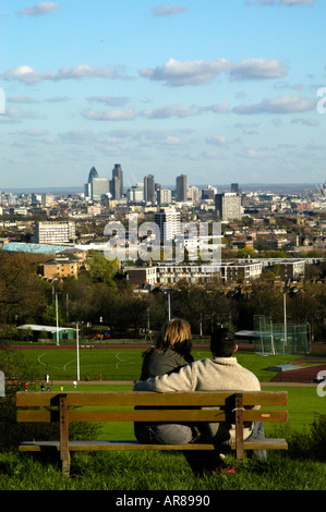 Giovane godendo la vista di Londra dall alto di Parliament Hill, Hampstead Heath, London, England, Regno Unito Foto Stock