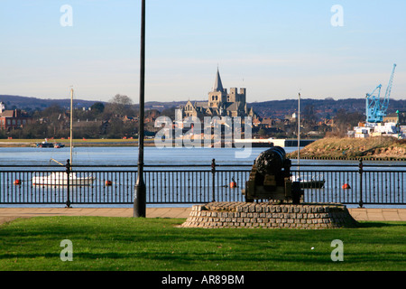 Rochester Cathedral attraverso il fiume medway da chatham kent england Regno unito Gb Foto Stock