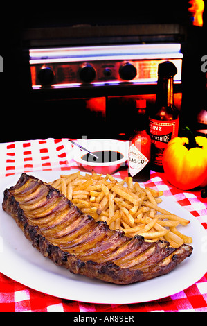 Vetri bimbo indietro nervature servito con patate fritte Foto Stock