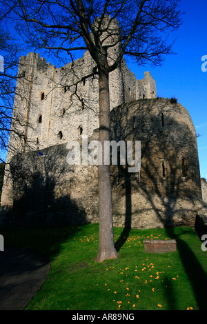 Rochester Castle sorge sulla riva orientale del fiume Medway, in Rochester, Kent. Foto Stock