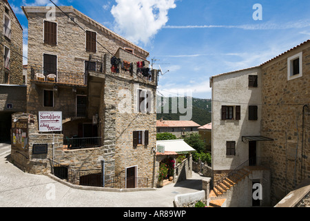 Ristorante nel centro del villaggio, Olmetto, Golfo di Valinco Corsica, Francia Foto Stock