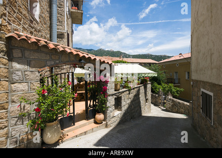 Ristorante nel centro del villaggio, Olmetto, Golfo di Valinco Corsica, Francia Foto Stock