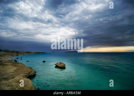 Sunrise e oceano turchese a sharm el sheikh egitto Foto Stock