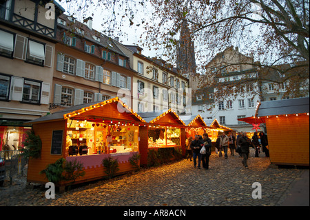 Festoso mercatino di Natale al crepuscolo - Strasburgo Francia Foto Stock