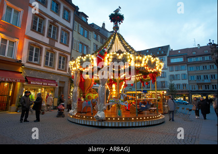 Giostra nel mercato di Natale al crepuscolo - Strasburgo Francia Foto Stock