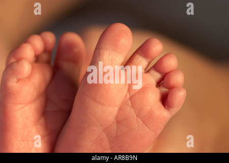 Piedi del bambino fino vicino che mostra le suole e le dita dei piedi Foto Stock