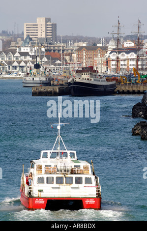 Il servizio di traghetto da hythe nella nuova foresta attraversando le acque dei bacini sothampton tenendo passegers in città quay Foto Stock