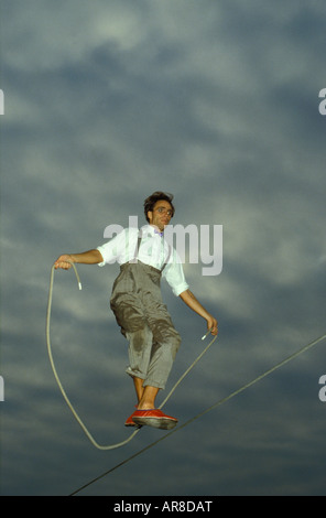 Ballerino di corda. Il salto. L'uomo jumping con una corda su una fune. Foto Stock