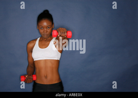 Giovane donna sollevamento pesi, signor-2-8-08 Foto Stock