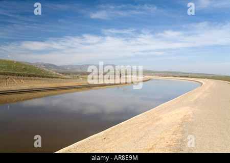 Acquedotto porta acqua per l'agricoltura e le persone nel centro e nel sud della California, parte della California Progetto di acqua Foto Stock