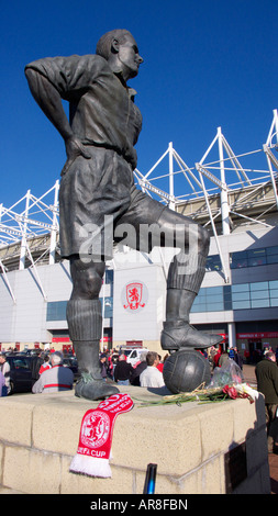 Statua di ex Middlesbrough e Inghilterra il capitano George Hardwick al di fuori del Riverside Stadium Middlesbrough Foto Stock