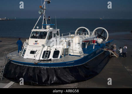 La AP1 88 100 Hovercraft servizio gestito da Hoverspeed tra Portsmouth Southsea e Ryde sull'Isola di Wight Foto Stock