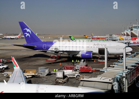 Vista degli aerei sul Oliver Tambo Aeroporto Internazionale di Johannesburg, Sud Africa Foto Stock
