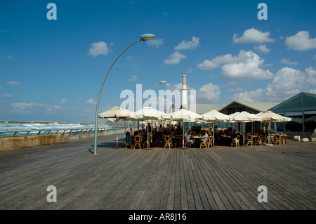 Posti a sedere in un ristorante lungo la passeggiata al vecchio Tel Aviv seaport Israele Foto Stock