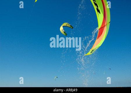 Potenza di trazione Aquiloni kite boarder oltre il mare Mediterraneo Israele Foto Stock
