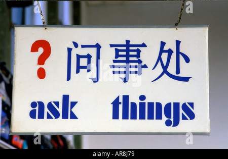 Traduzione letterale dal cinese in inglese del banco informazioni in una stazione ferroviaria in Cina Foto Stock