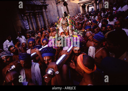 Hindu Brahmins che porta la divinità Nataraja durante un Puja o Poojan Cerimonia nel Tempio Nataraja nella città di Chidambaram in Tamil Nadu stato India del Sud Foto Stock