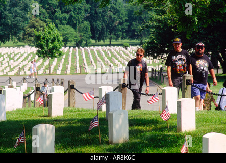 Il Cimitero di Arlington, Virginia, a sud di Washington DC, Stati Uniti d'America. La visita delle tombe di guerra sul giorno di veterani nel cimitero militare Foto Stock