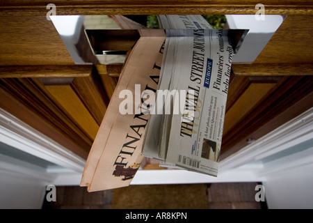 Financial Times e Wall Street Journal pubblicato nella porta anteriore letterbox Foto Stock