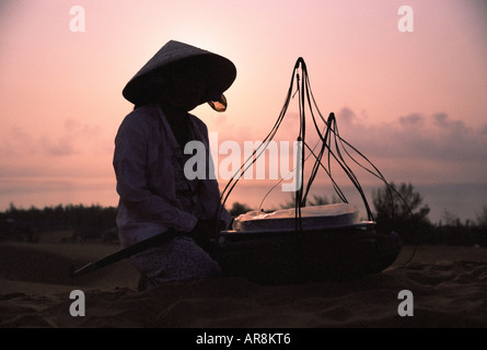 Fornitore femmina a dune di sabbia, Mui ne Foto Stock