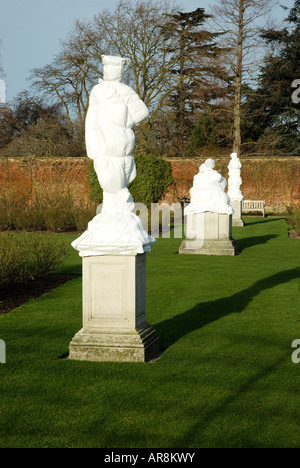 Statue avvolto fino a proteggerli dal gelo nell'inverno Foto Stock