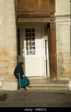 Begger al di fuori dell'Église de Saint Eustache un parigino gemma gotica Foto Stock