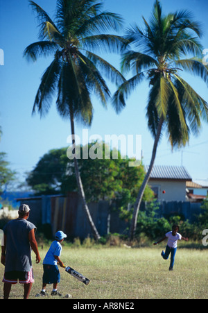 I bambini a giocare a cricket St Lawrence Barbados Foto Stock