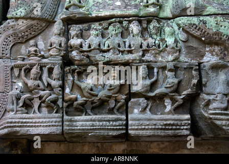 Devata, divinità femminile, nella nicchia della parete nella galleria interna Ta Prohm tempio di Angkor Wat complessa, Siem Reap, Cambogia Foto Stock